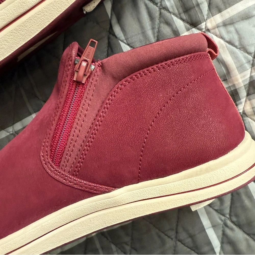 Clarks NWOB  Cloudsteppers Breeze Clover Burgundy Slip-On Booties Floor Sample